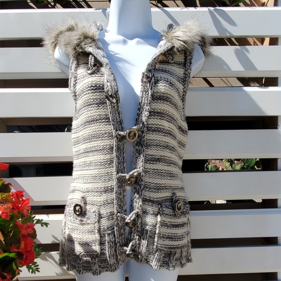 Forever 21 Sweaters - FOREVER 21 Sweater vest.. #060